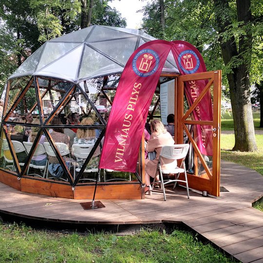 Perpildytas smalsuolių Vilniaus pilių kupolas iš lauko pusės.