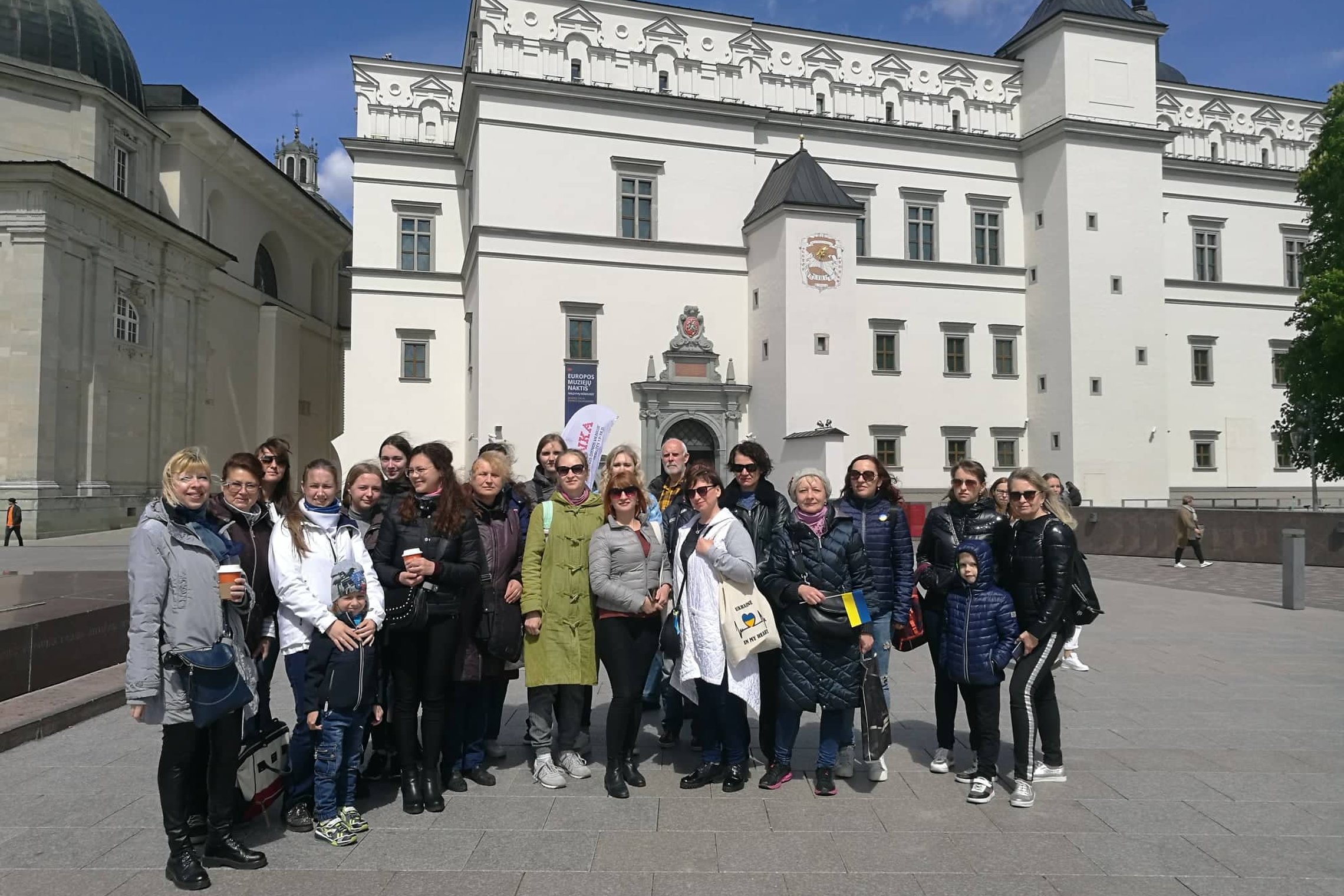 Ukrainiečiai ekskursantai šalia Gedimino paminklo. 