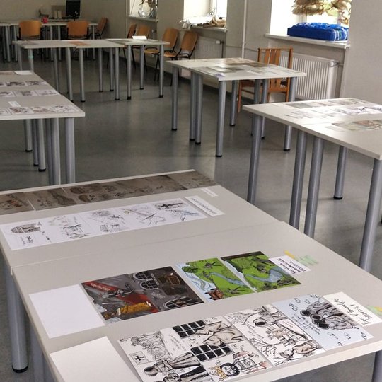 Vilniaus technologijų ir dizaino kolegijos pirmakursiai klasėje pristato darbus.