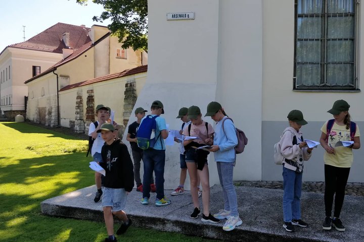 Vaikai sprendžia orientacinės užduotis šalia Tvardovskio Bokšto.