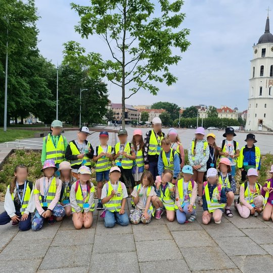 Viena grupė stovyklautojų Katedros aikštėje jau pasiruošę keliauti ir pažinti pilis.