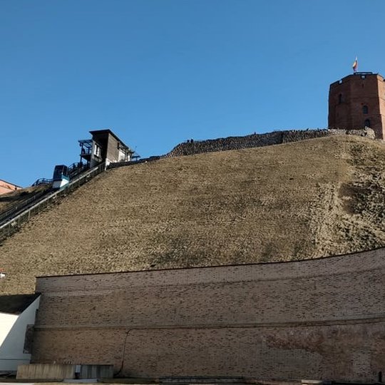 Gedimino kalnas iš šiaurės vakarų pusės. Matosi didžioji atraminė siena ir keltuvo viršutinė stotelė.