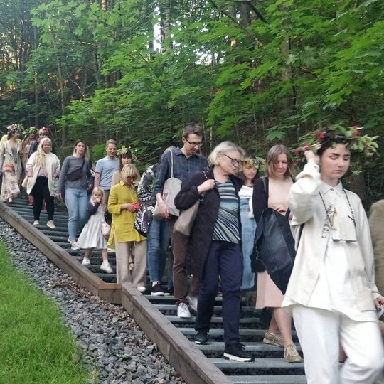 Žmonės nulipa laiptais.