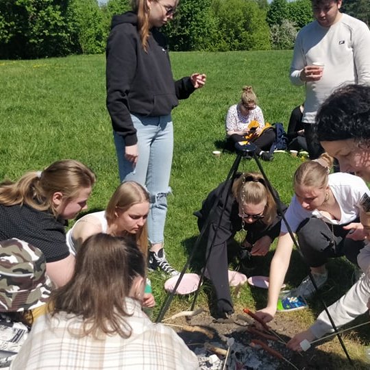 Saulėtą dieną, studentai kepasi dešreles ant Stalo kalno.