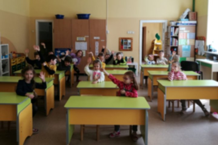 Darželinukai klasėje.