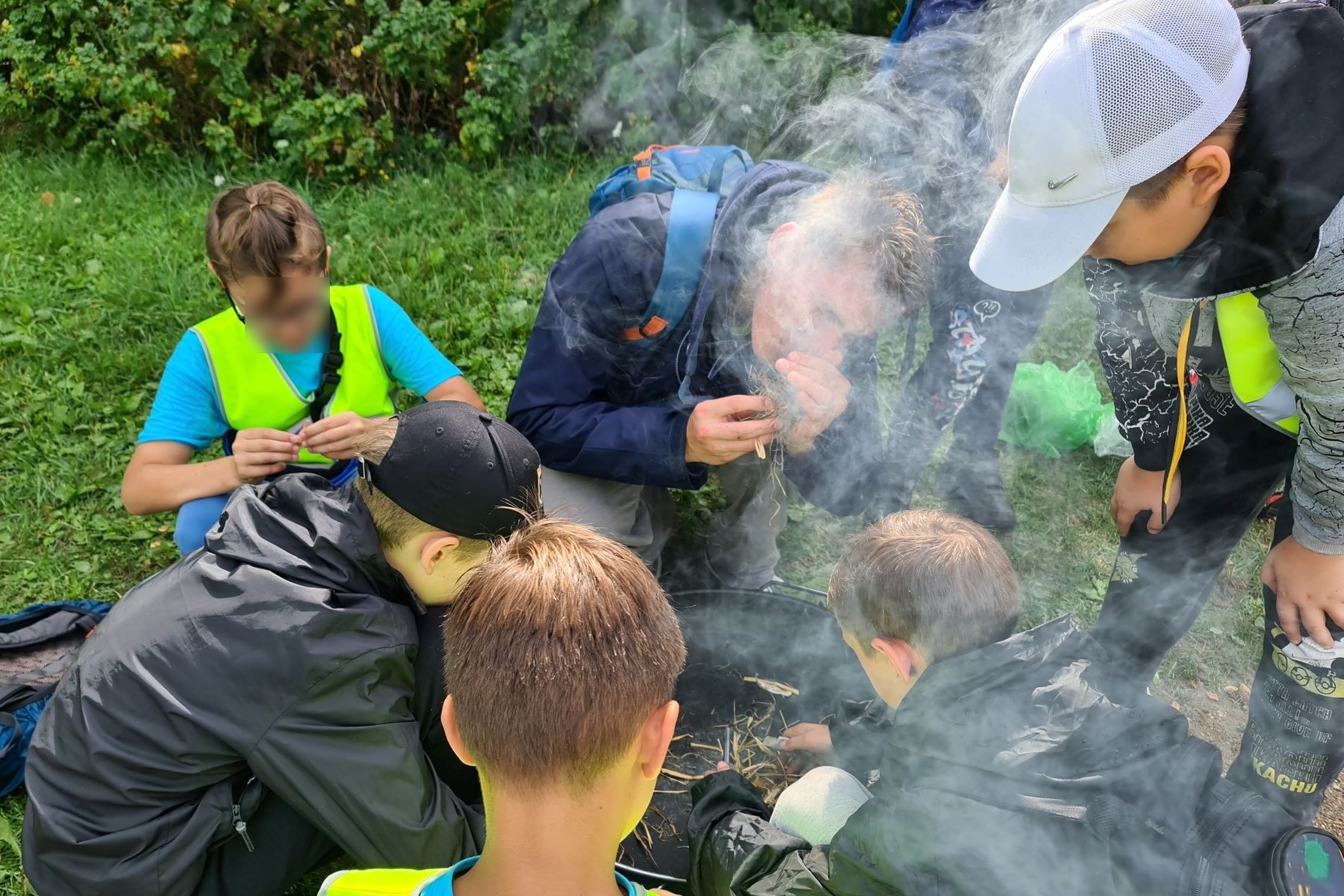 Teko smarkiai padirbėti komandoje, kol buvo užkurtas laužas lyjant lietui.