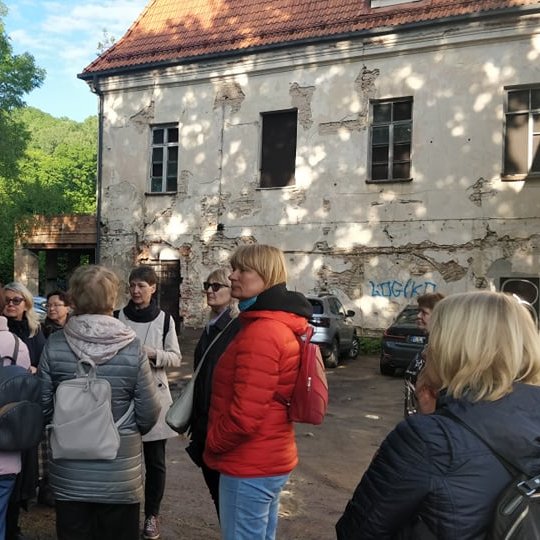 Silva Žiliskaitė lauke pasakoja apie Viliaus pilių sodus.