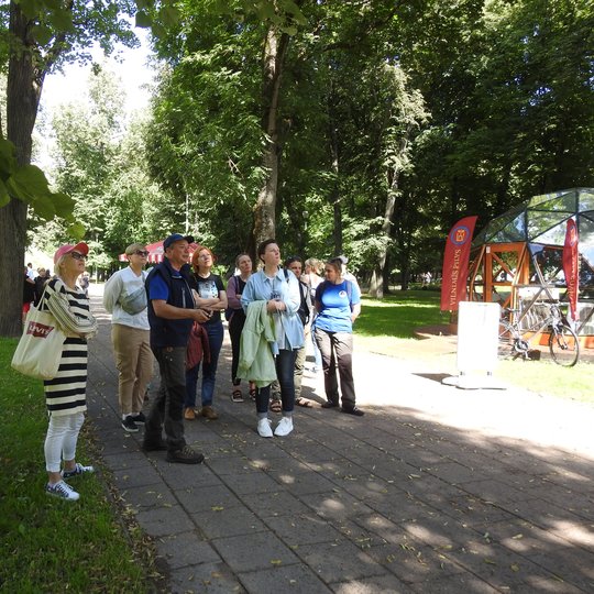 Arboristas Renaldas Žilinskas veda ekskursiją. 