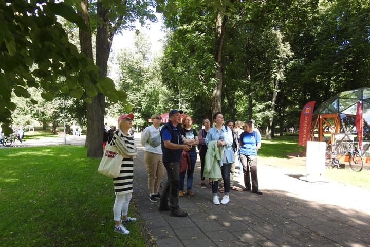 Arboristas Renaldas Žilinskas veda ekskursiją. 