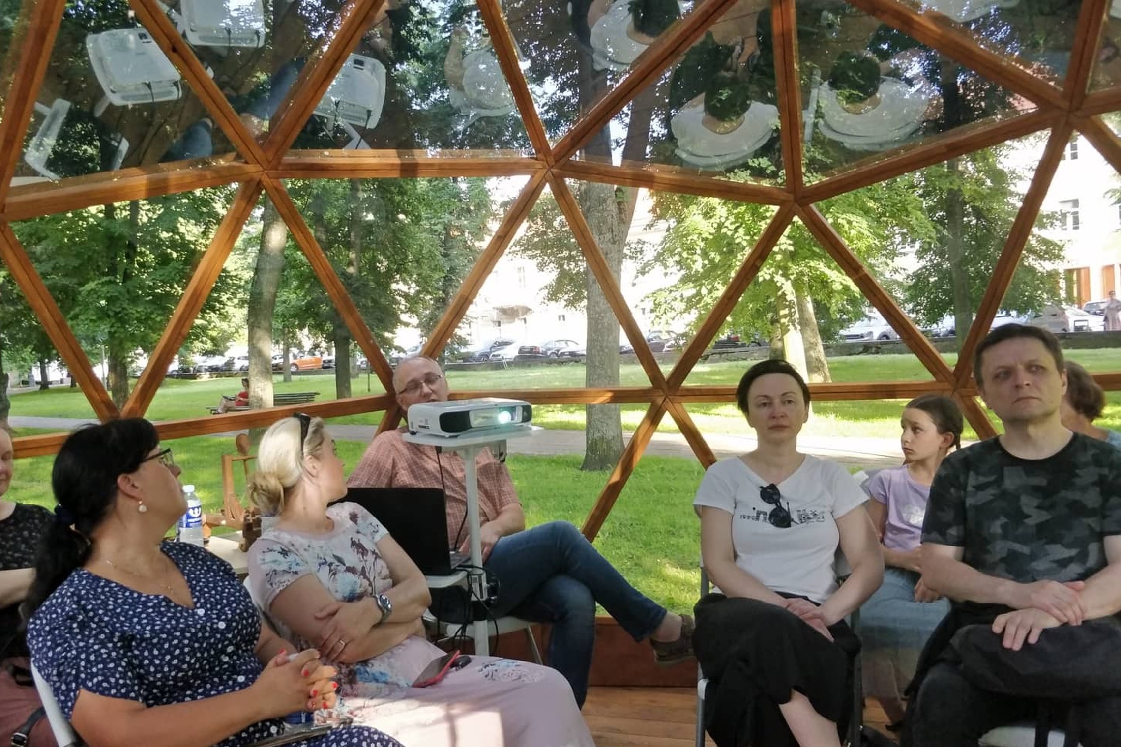 Archeologas Egidijus Ožala kupole, šalia projektoriaus, pasakoja apie Vilniaus pilių mūrus susirinkusiems žmonėms.