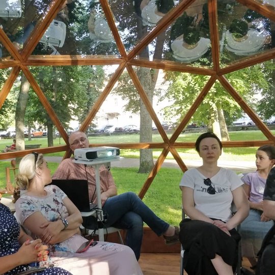 Archeologas Egidijus Ožala kupole, šalia projektoriaus, pasakoja apie Vilniaus pilių mūrus susirinkusiems žmonėms.