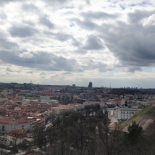 Vilniaus panorama nuo Trijų Kryžių klano. Matosi Gedimino pilis.