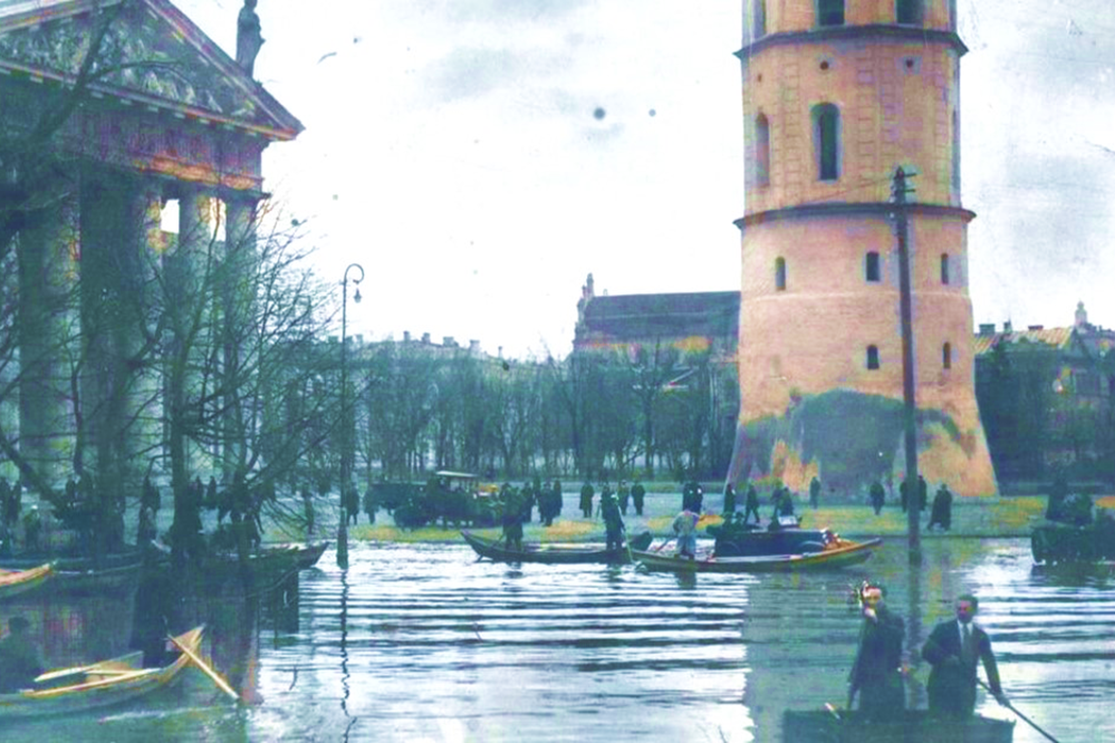 Fotografijoje matomas dvidešimto amžiaus pirmoje pusėje vykęs potvynis Katedros aikštėje.