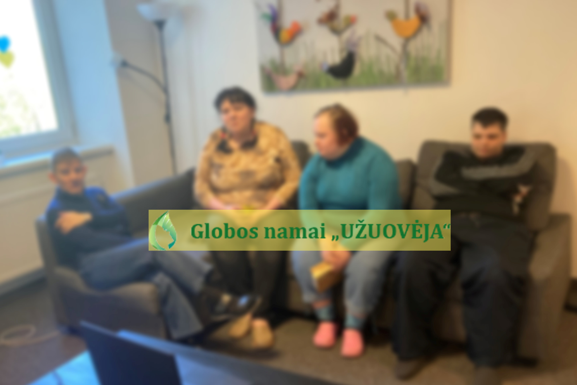 Globos namų "Užuovėja" gyventojai. Nuotraukos priekyje globos namų logotipas.