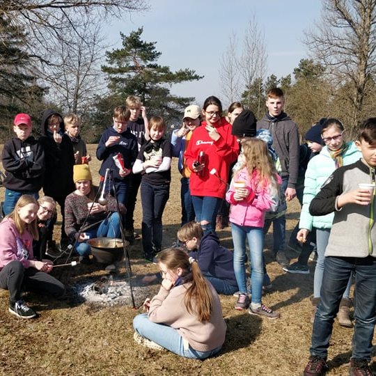 Penktokai geria arbatą ant Stalo kalno, kuria čia pat vietoje pasiruošė katile ant laužo.