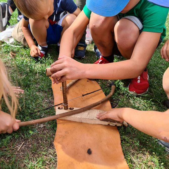 Ugnį kurti galima ir pagaliuku, trinant jį į lentelę.