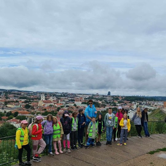 Vilnius gražus ir po lietaus, apsiniaukus dangui. Tą patvirtino žibantys vaikų veidai.