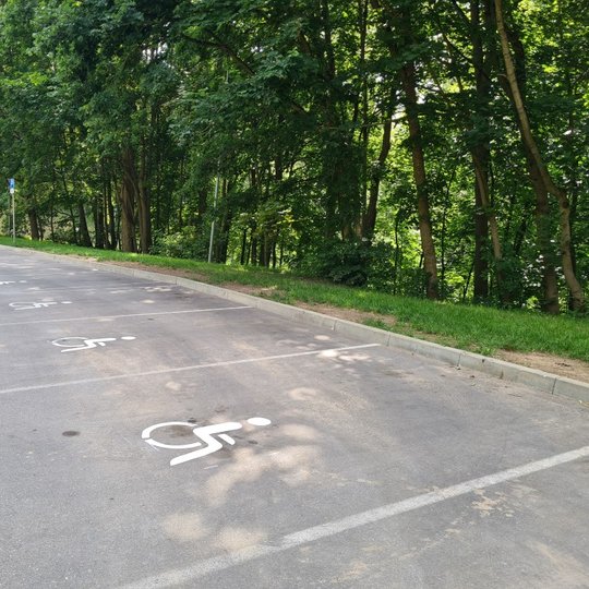 Kalnų parko viršutinė automobilių stovėjimo aikštelė, skirta tik neįgaliesiems.