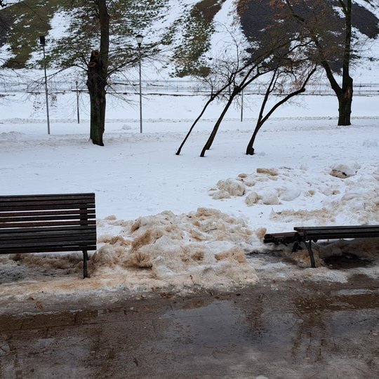 Sulūžęs lauko suolas Pilių parko pagrindiniame take.