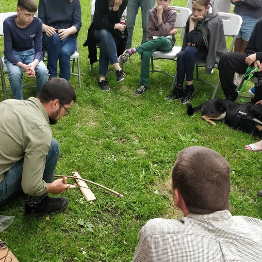 Archeologas Algirdas Kalinauskas šalia Vilniaus pilių kupolo bando įžiebti ugnį lanko templės pagalba. 