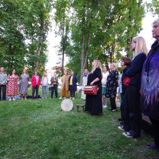 Padainuoti kartu susirinko pačios įvairiausios dainininkės - ir jaunos, ir brandžios.