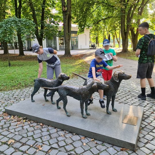 Vaikai Pilių parke surado Lietuviškų skalikų skulptūrą.