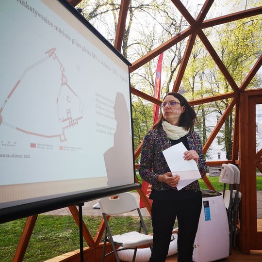 Archeologė Dovilė Urbonavičiūtė-Jankauskienė veda paskaitą Vilniaus pilių kupole.