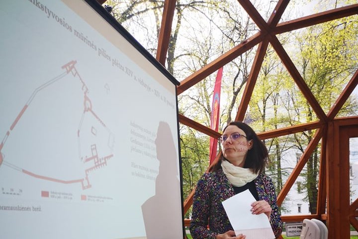 Archeologė Dovilė Urbonavičiūtė-Jankauskienė veda paskaitą Vilniaus pilių kupole.