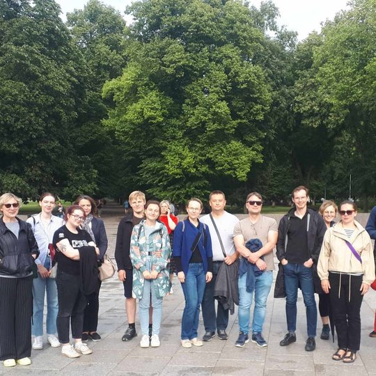 Visi ekskursijos dalyviai mielai pozavo prie Pilių parko kaštonų ir klevų.