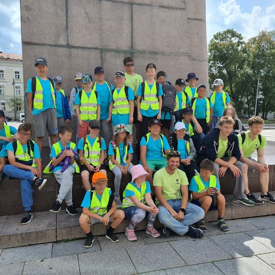 Karatistų būrys kovingai nusiteikę žygiui.