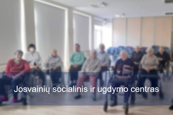 Josvainių socialinio ir ugdymo centro gyventojai klausosi paskaitos. Nuotraukos priekyje įstaigos pavadinimas.