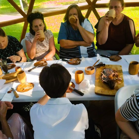 Vilniaus pilių kupole sėdinčios moteris degustuoja viduramžių užkandžius.