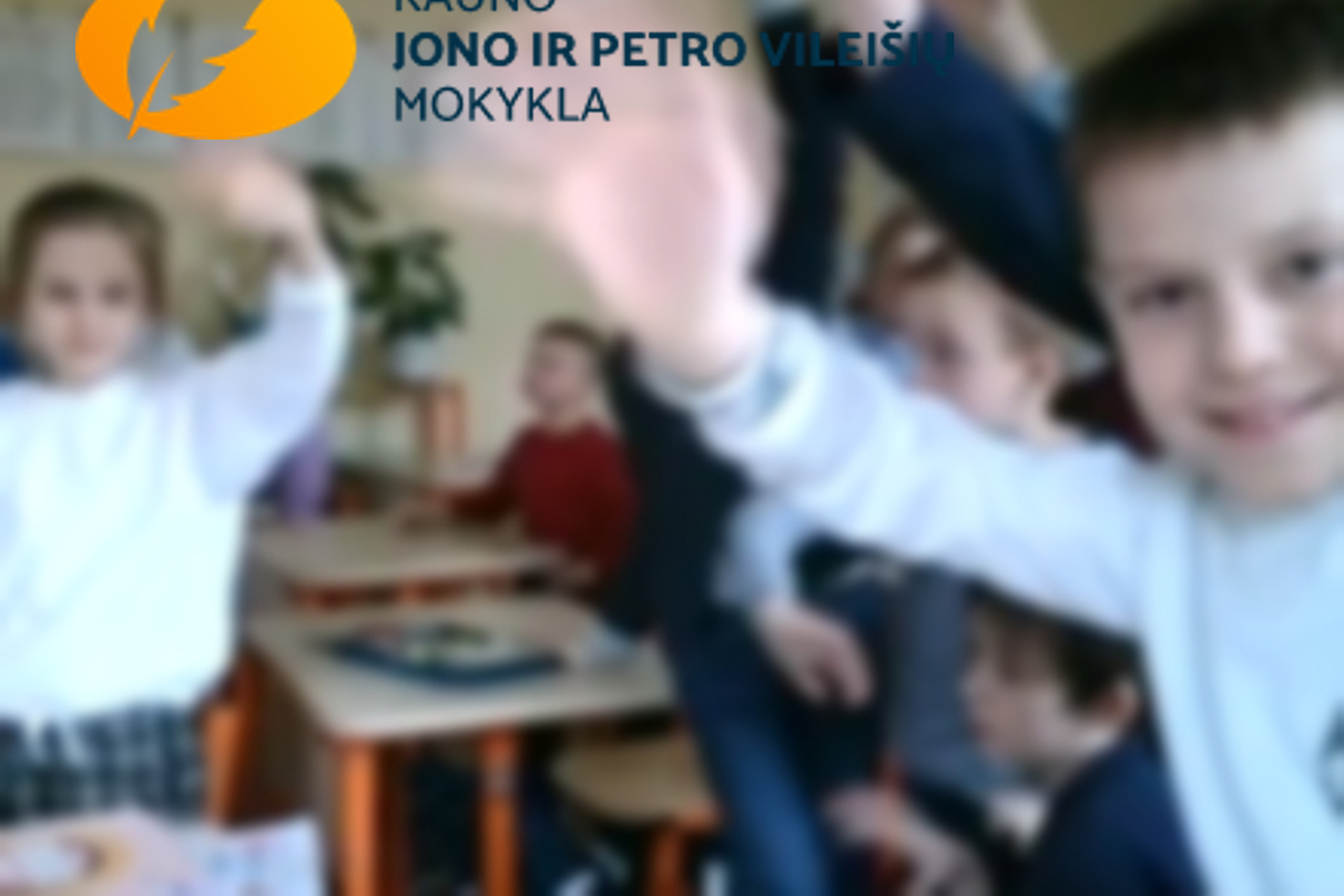 Laimingai rankomis mojuojantys mokinukai klasėje. Nuotraukos viršuje Kauno Jono ir Petro Vileišių mokyklos logotipas.