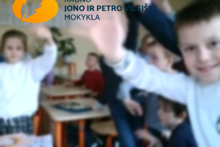 Laimingai rankomis mojuojantys mokinukai klasėje. Nuotraukos viršuje Kauno Jono ir Petro Vileišių mokyklos logotipas.