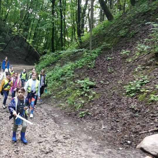 Vaikai kartu su dvejomis auklėtojomis eina Didžiąja Griova.