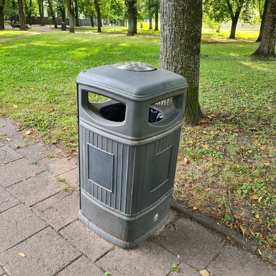 Graffiti išpaišyta šiukšlių dėžė. 