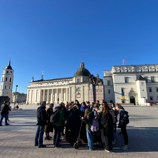Žmonės aplink Vilniaus pilių maketą šalia pietinių vartų.