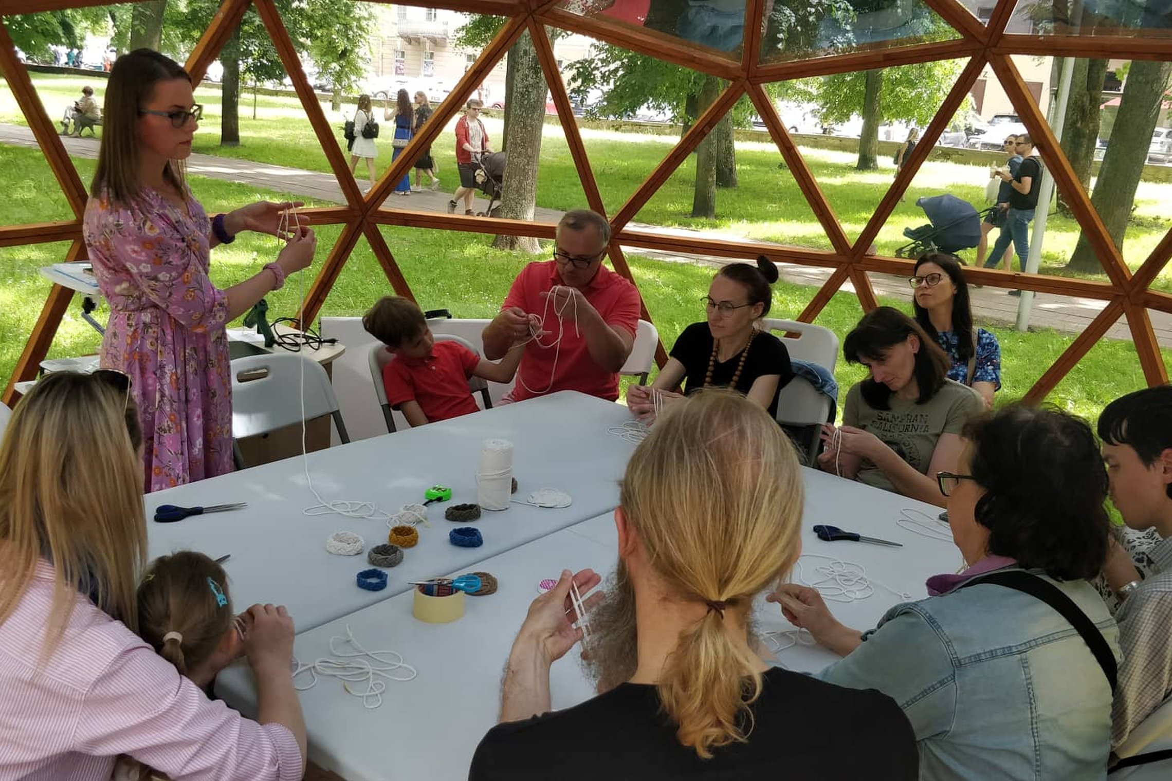 Vilniaus pilių kupole susirinkę dalyviai yra meistrės mokomi rišti mazgus.