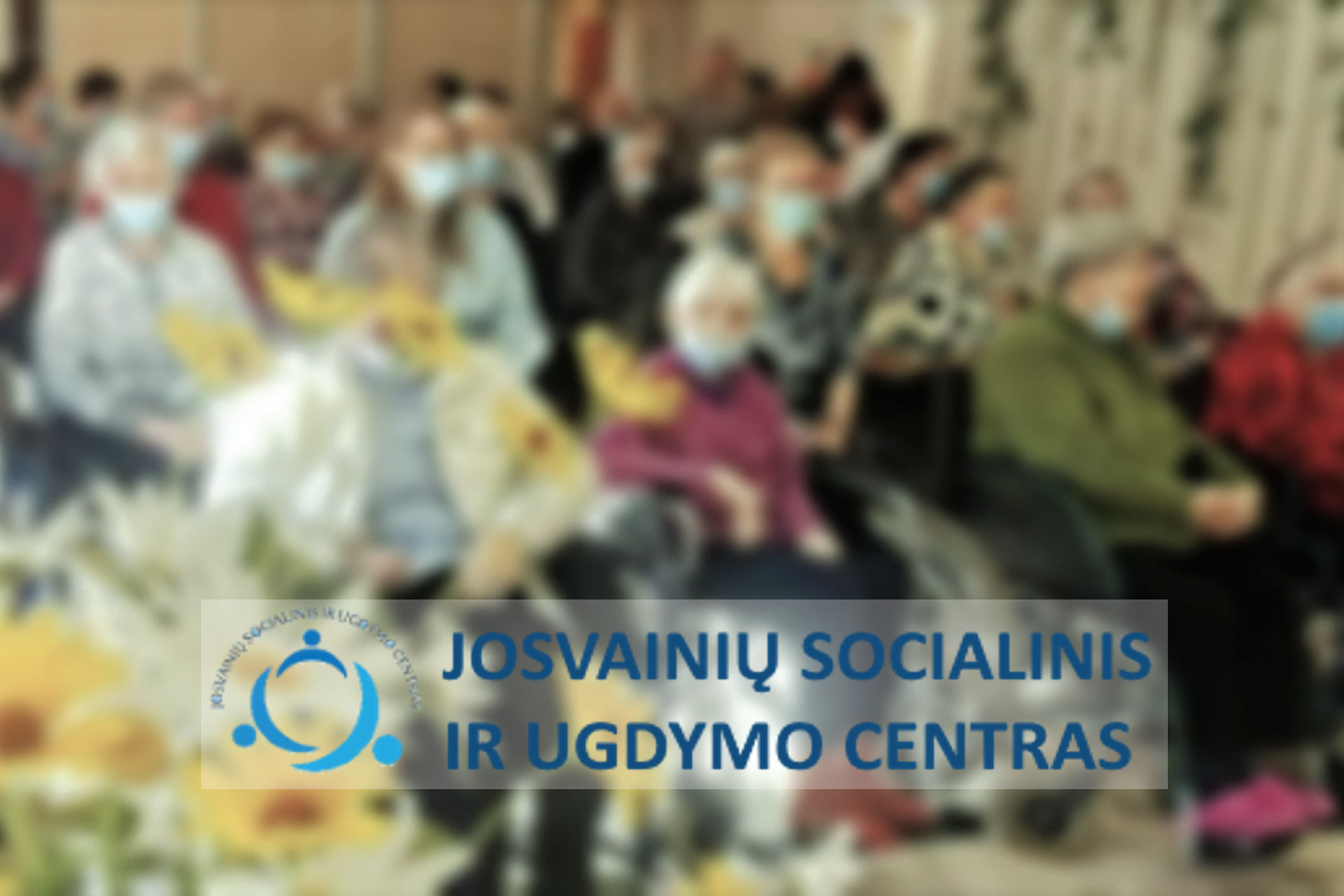 Senjorai klausosi nuotolinės paskaitos. Nuotraukos priekyje užrašas "Josvainių socialinio ir ugdymo centras".
