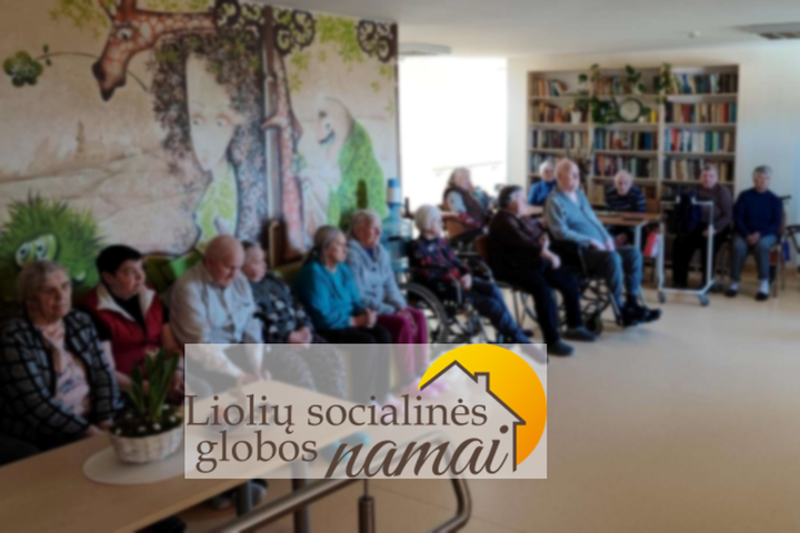 Liolių socialinės globos namų gyventojai. Nuotraukos priekyje globos namų logotipas.