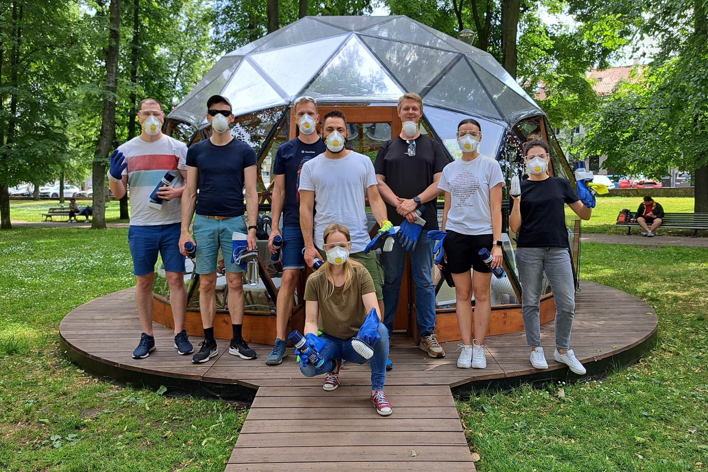 Danskebank savanoriai, apsitaisę valymo ir apsaugos priemonėmis, prieš pat pradedant darbus įsiamžino prie kupolo.