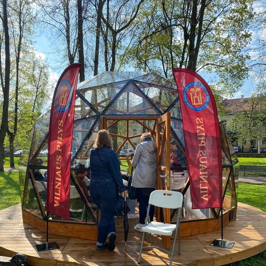 Vilniaus pilių kupolas iš lauko. Mokytojos klausosi paskaitos tarpduryje.