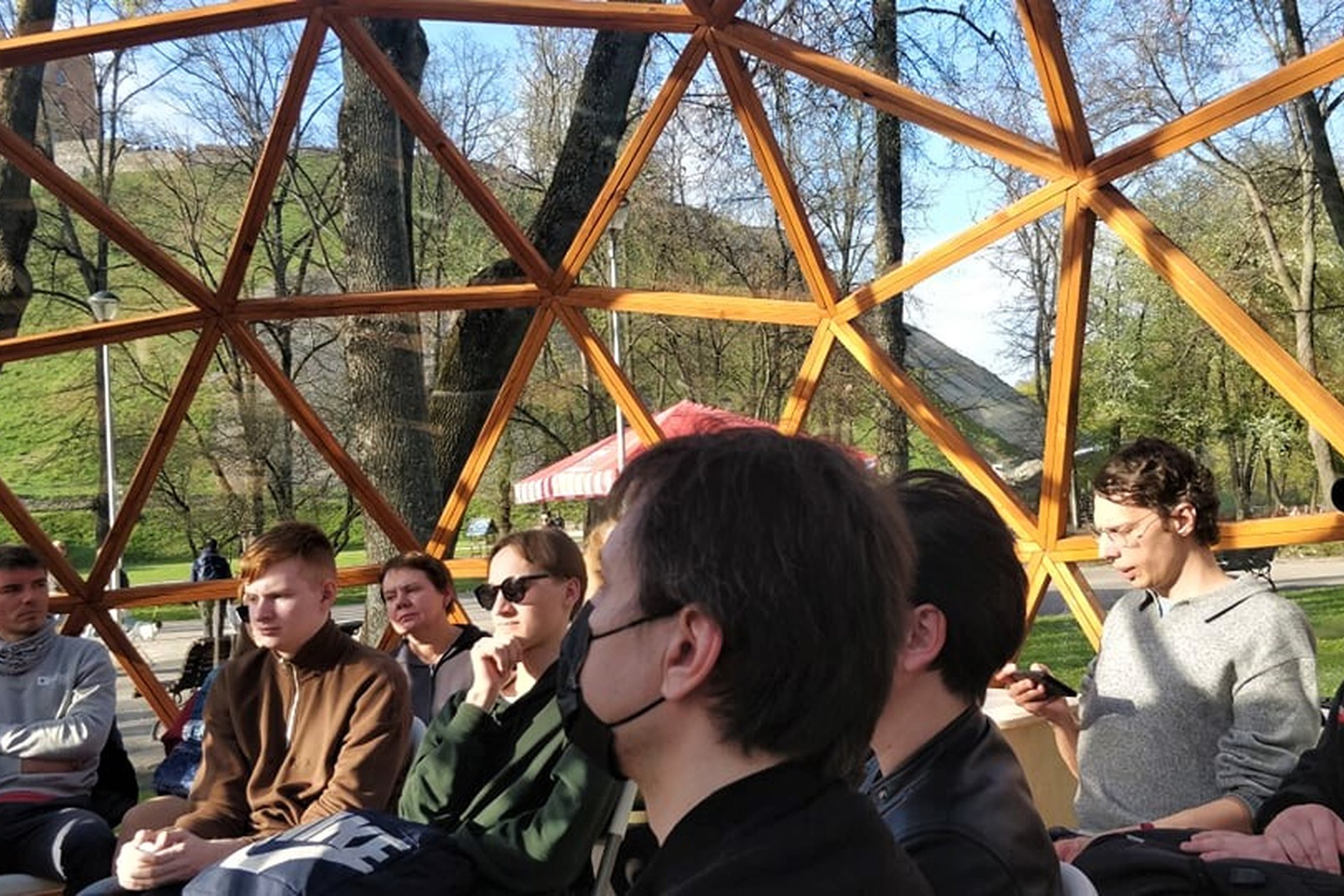 Lankytojai Vilniaus pilių kupole klauso paskaitos.