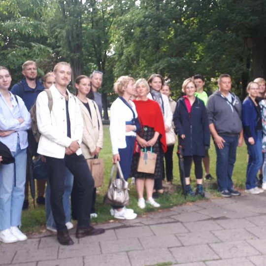 Nemažas būrys susidomėjusių, išsirikiavusių Pilių parke.