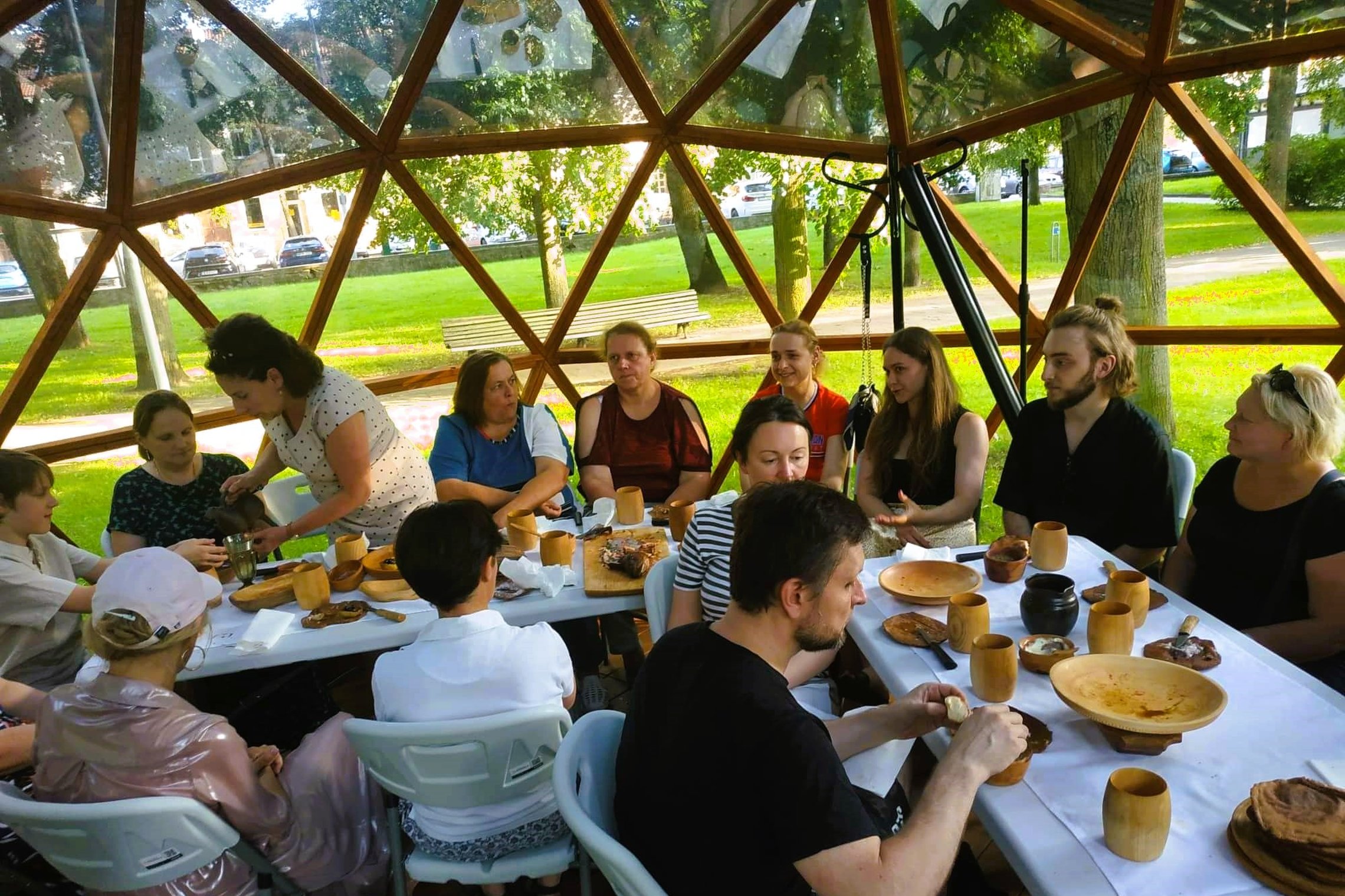 Vilniaus pilių kupole susirinkę žmonės mėgaujasi vaišėmis.