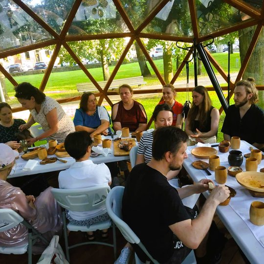 Vilniaus pilių kupole susirinkę žmonės mėgaujasi vaišėmis.