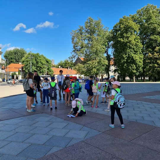 Vaikai aiškinosi, ką reiškia raudonos plokštės Katedros aikštėje?