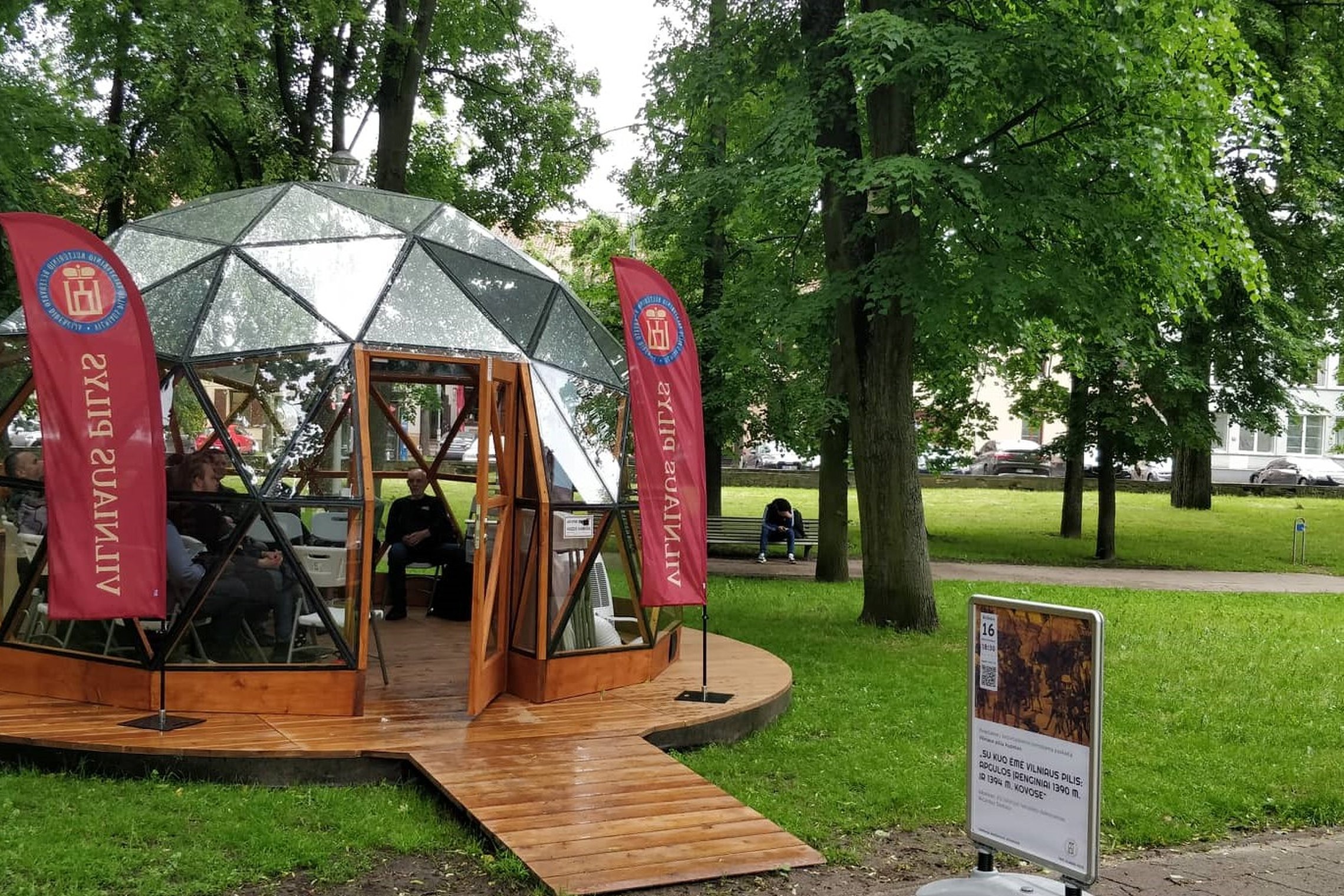 Vilniau pilių kupolas iš lauko, pilnas žmonių.