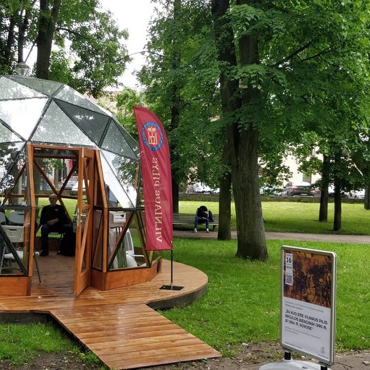 Vilniau pilių kupolas iš lauko, pilnas žmonių.