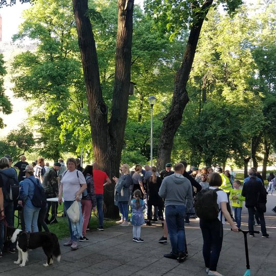 Lietuvos šaulių sąjungos palapinė kairėje, dešinėje gausi grupė žmonių.